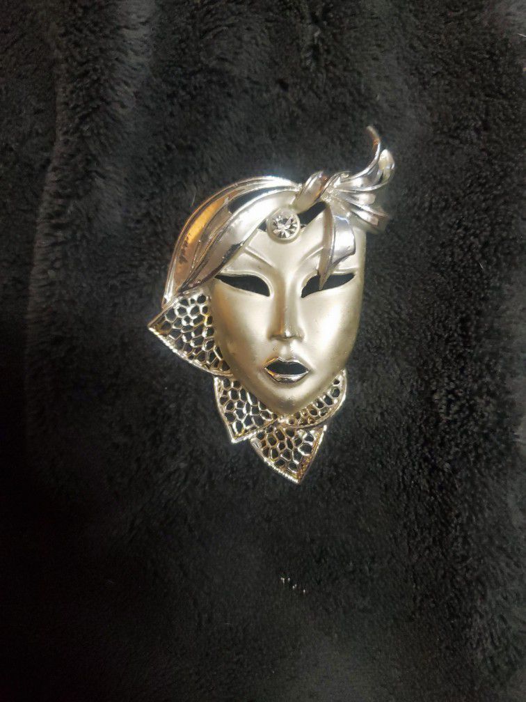 Vintage Asian Face Mask Pin