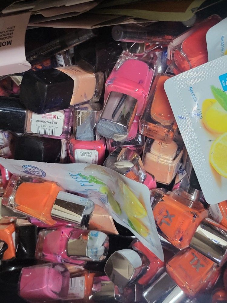 Lot Of Over 2000 Pieces Of CoverGirl Beauty Items. Nail Gel, Shadow Pencil, Eye Art Brushes, Mask Masks