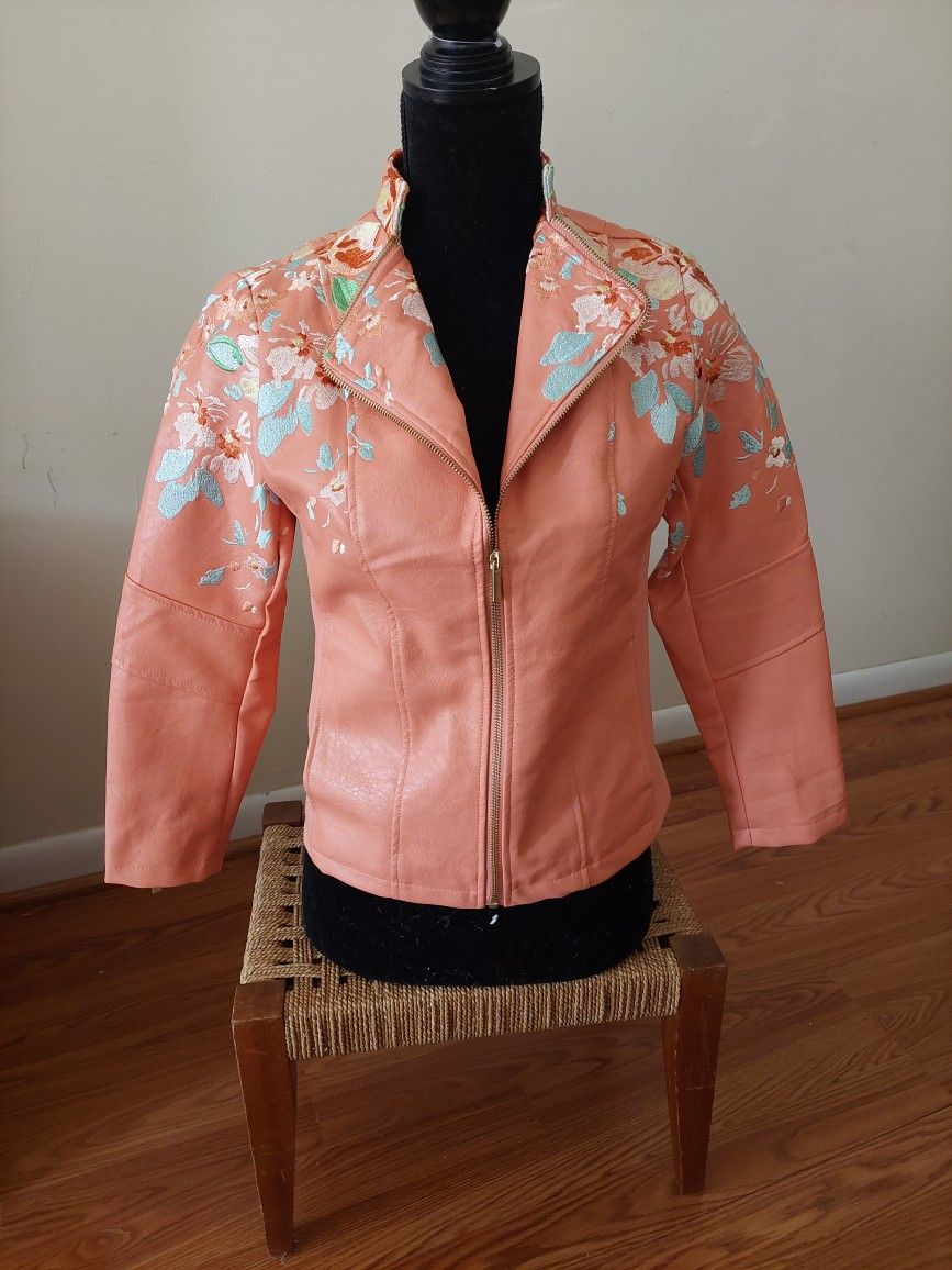 Size XS Colleen Lopez Peach Pink Long Sleeved Floral Embroidered Womens Ladies Faux Leather Zippered Jacket Coat with Elastic Stretch Sides. 100% Poly