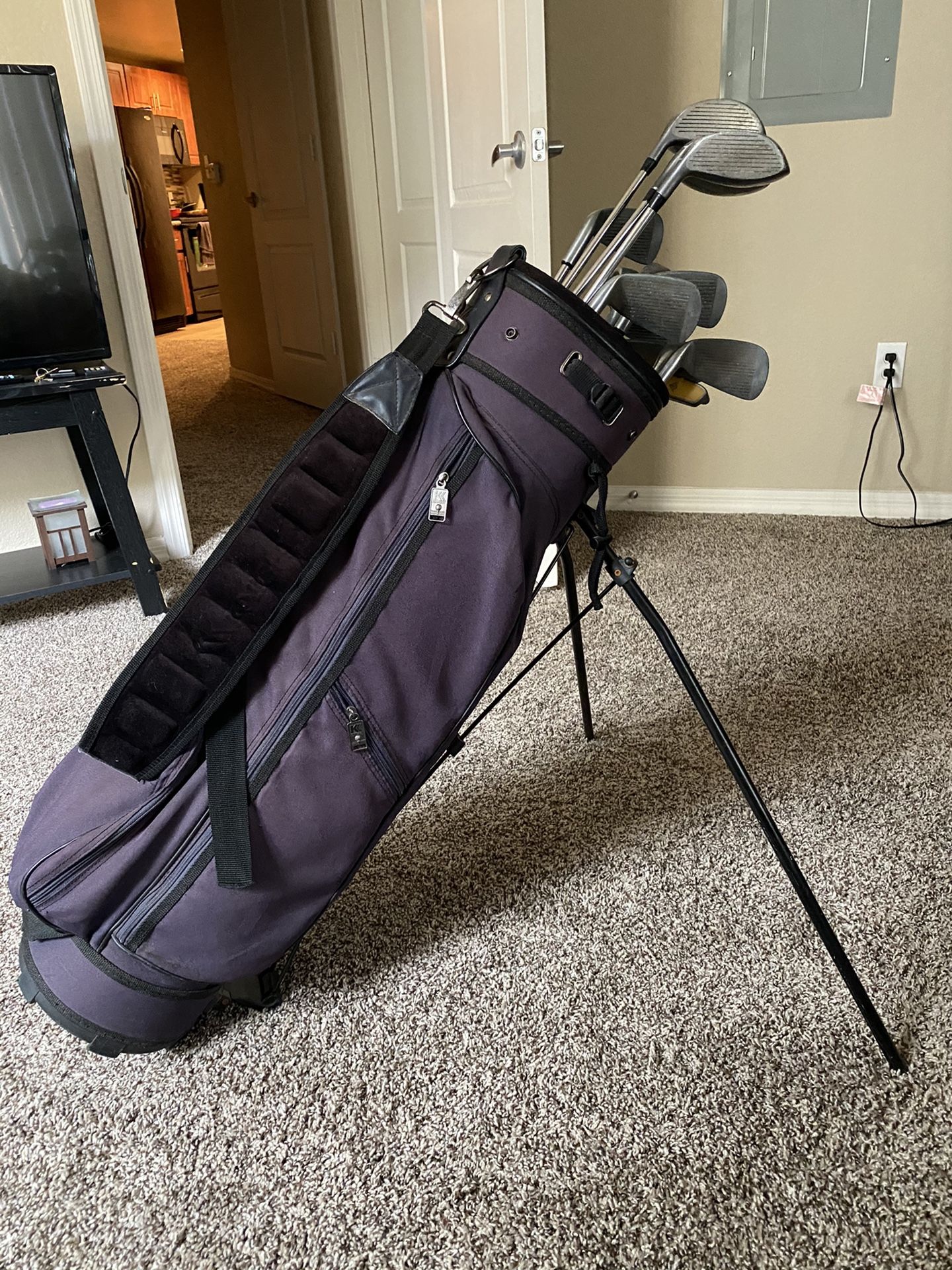 GOLF CLUBS (Right Handed) Comes with Bag