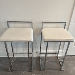 2 bar stools