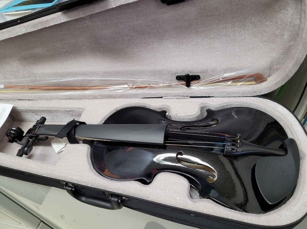 New!! 4/4 Violin. Black