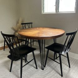 Round Wood Dining Table With 4 Black Chairs