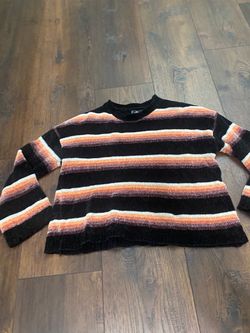 Women’s short sweater size small by Volcom #21