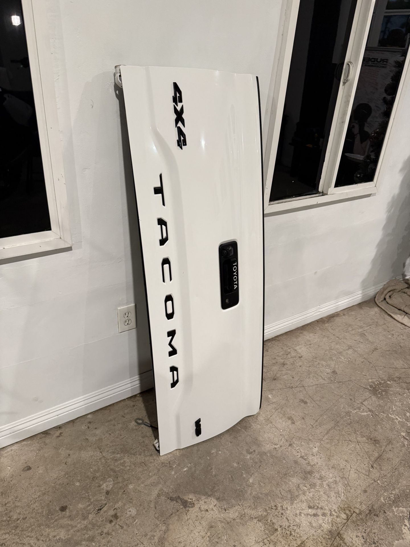 Toyota Tacoma tailgate 2023