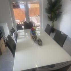 Dining table set with 6 chairs in perfect condition