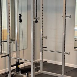 Like new Valor BD-7 Fitness Power Rack with Lat Pull Station