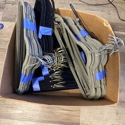 Ganchos Para Ropa De Gamuza Negros La Mayoría Y Gris Son 75 En Total Pido $20 Por Todos 