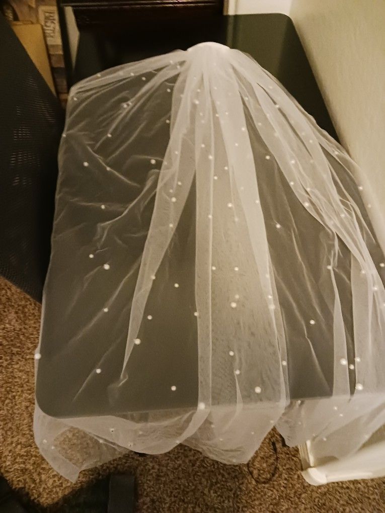 New Beautiful Whote Veil With Pearls All Over It $25 Elbow Length