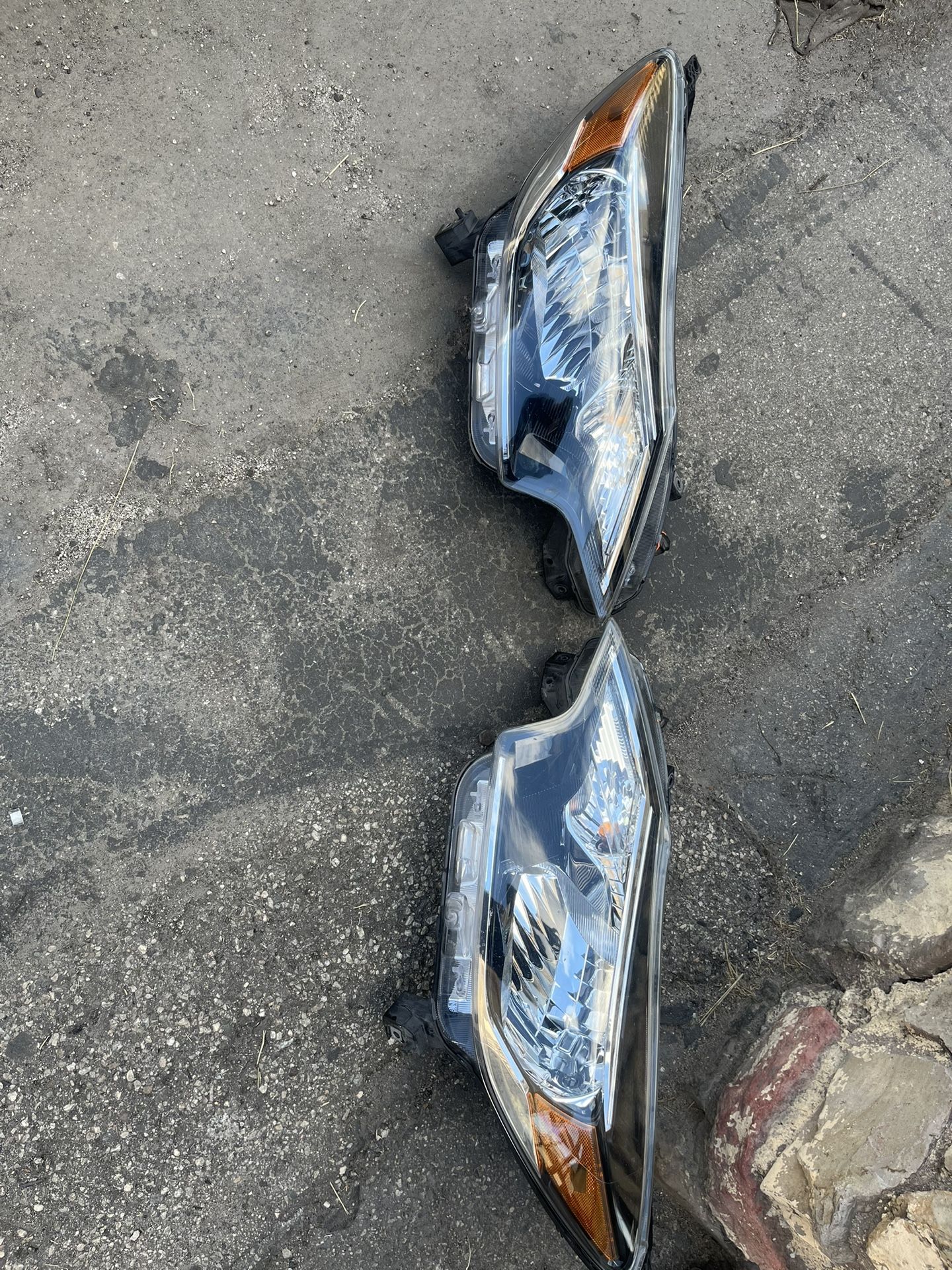 2017-19 NISSAN  VERSA  R-L HEADLIGHTS 
