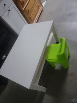White kids table with green chair excelent condition
