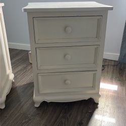 2 WHITE SOLID NIGHTSTANDS… REAL WOOD