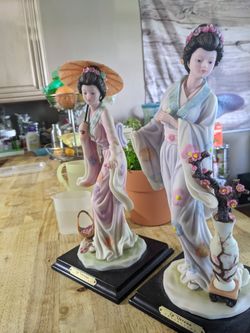 Set Of
Vintage La Verona Collection Japan Lady Geisha Girl Umbrella and Fans Figurine 13" Wood Base |