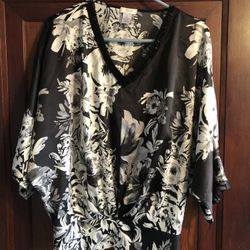 Yvos Black and white Flower Shirt  Size Small