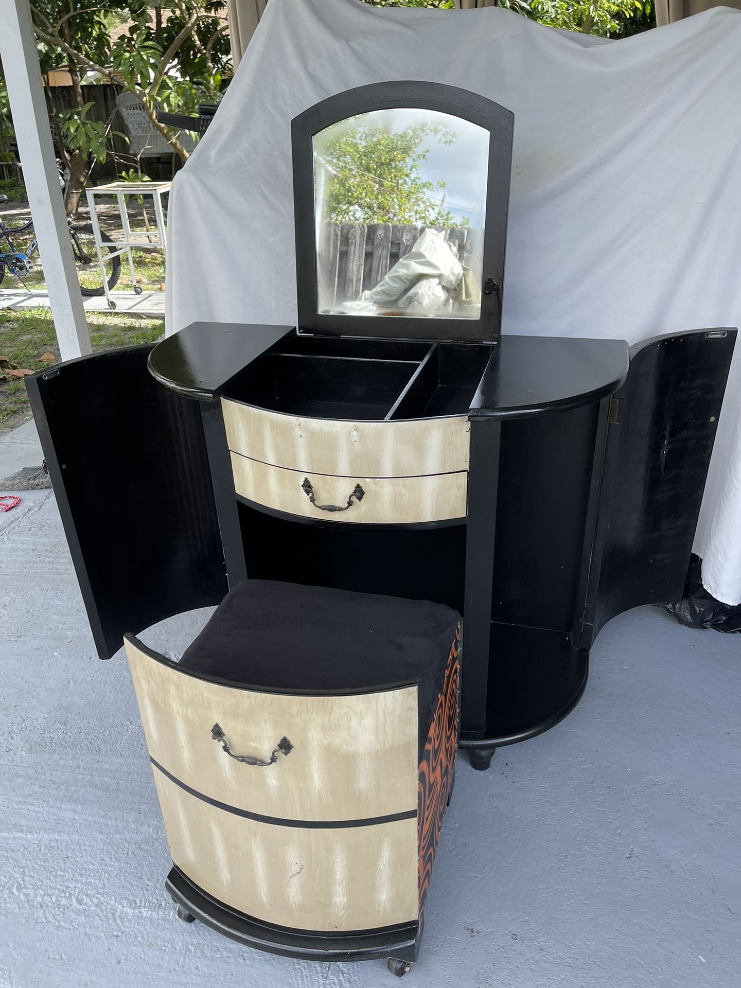 Vanity Desk With Chair 36”W X 18”D X 32”H (Vintage) In Good Condition $40 Firm On Price