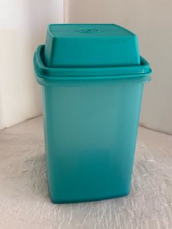 Tupperware Pick A Deli/Jalapeño’s Large Aqua Blue container