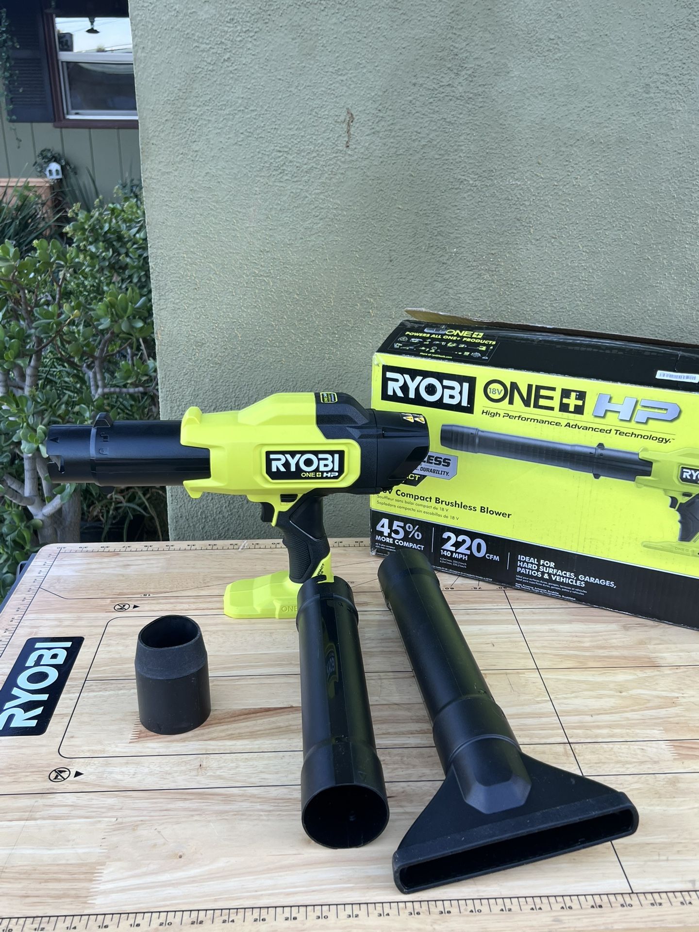 RYOBI ONE+ HP 18V Brushless Cordless 220 CFM 140 MPH Compact Leaf Blower (Tool-Only)
