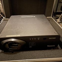 Panasonic SXGA+7000 projector with Heavy duty, wheeled flight case.