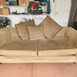 LIVING ROOM FURNITURE  (ROOMS TO GO)