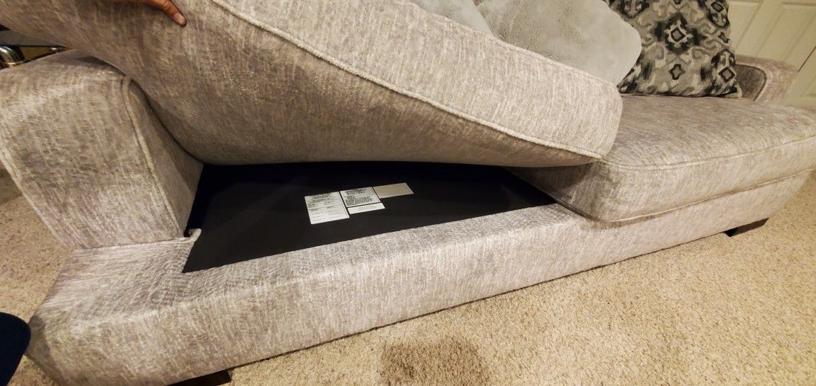 Clean Like New Couch for Sale in Mount Vernon, WA OfferUp