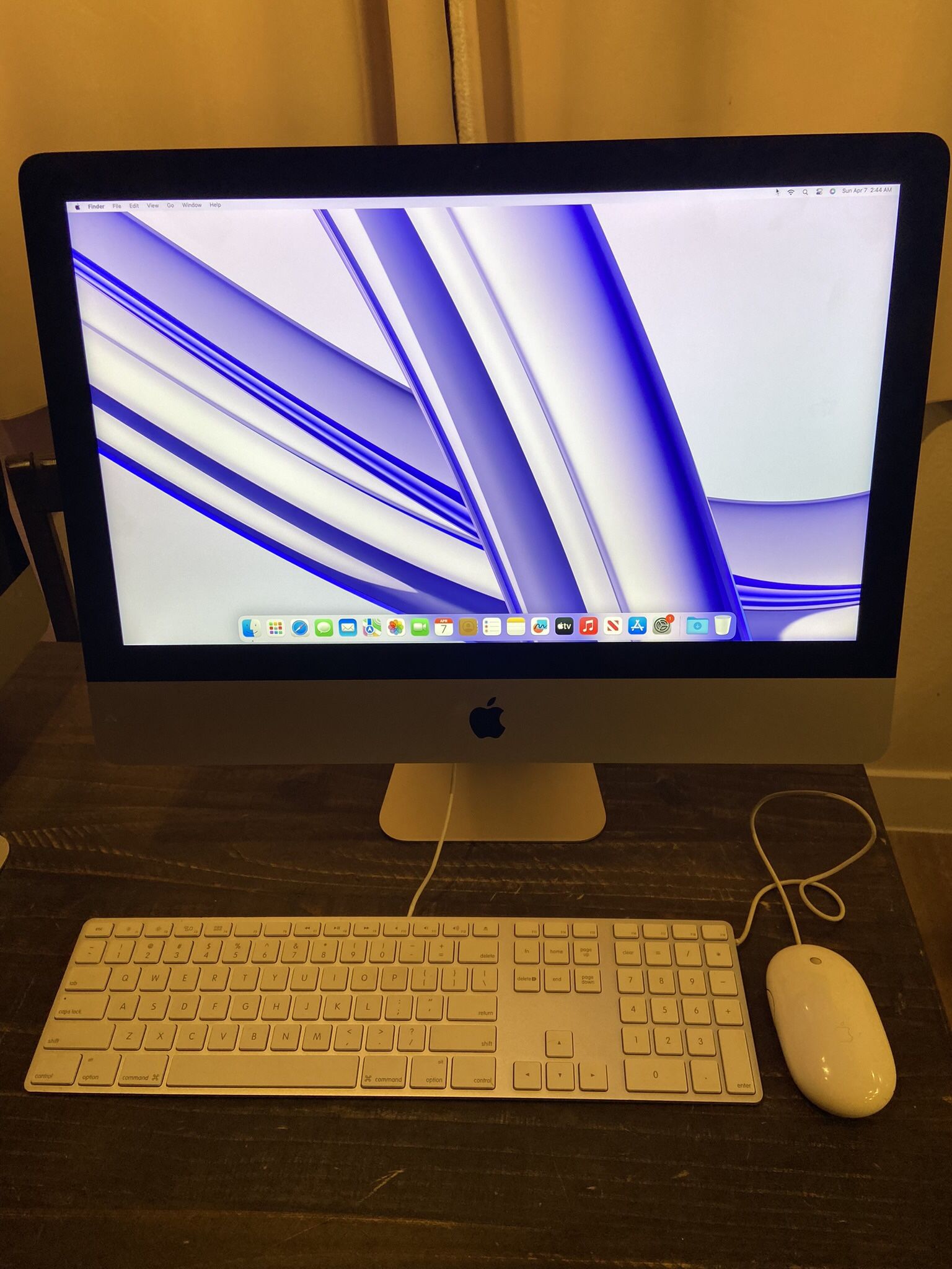 2017 Apple iMac 21.5-inch 4K Retina display 8gb Ram 256gb Ssd. Ventura macOS.  Apple Wired Keyboards And Mouse.   Works Great