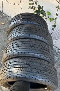 215/55/17 Vendo set de Tires con 80% de vida las 4