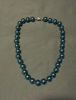 Pearl Necklace in blue