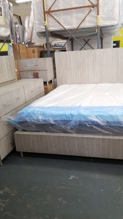 High quality 4pc bedroom set in beautiful ligth gray finish