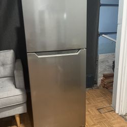 Insignia 10 Cu Top Freezer 
