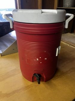 Almost new 5 Gallon Refreshment Insulated cooler.