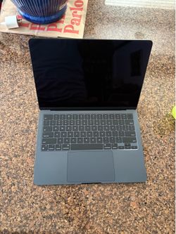 2024 MacBook Air 13” M3 (8GB RAM / 256GB SSD)