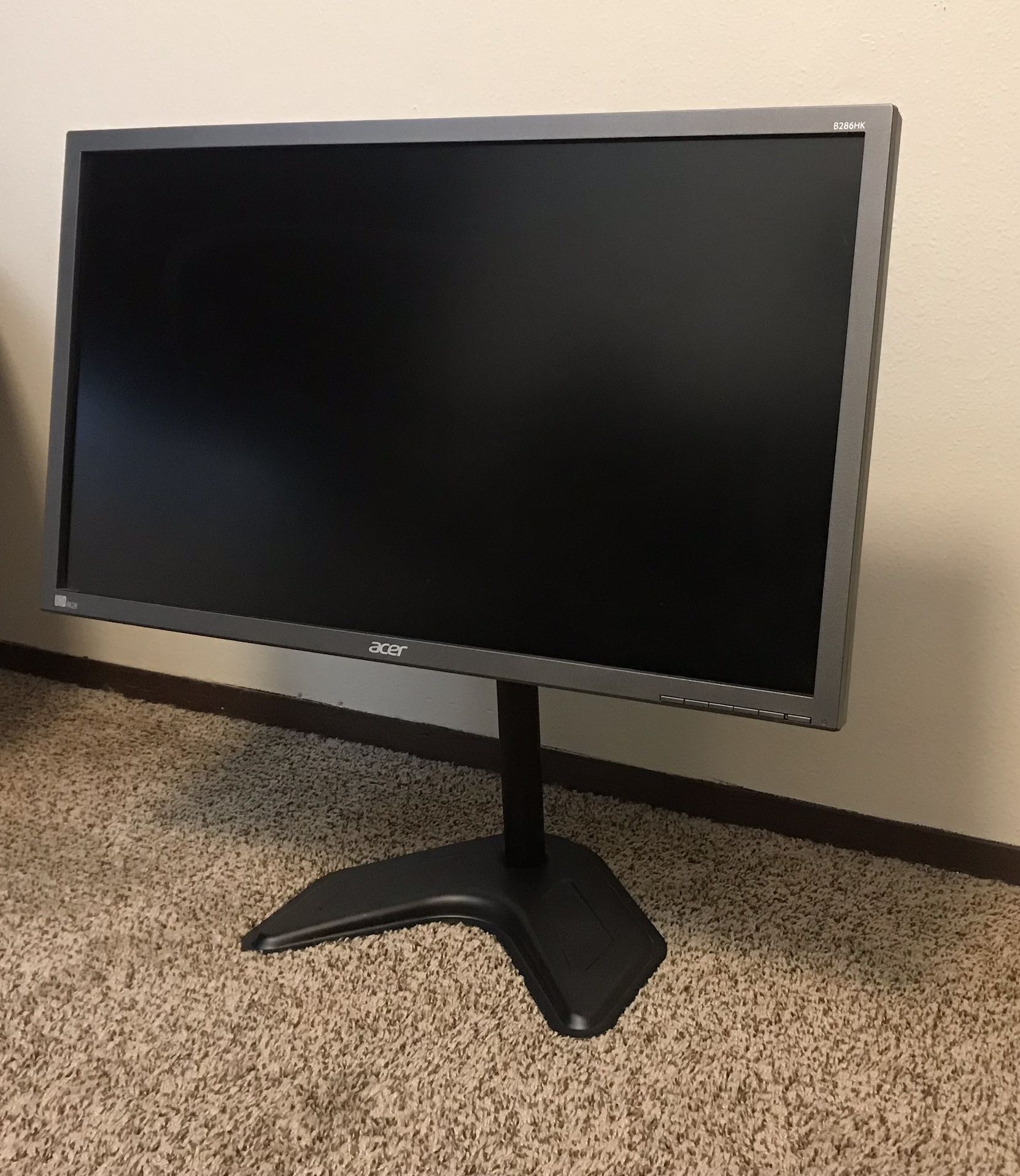 28 inch ultra high definition monitor + monitor stand + monitor arm