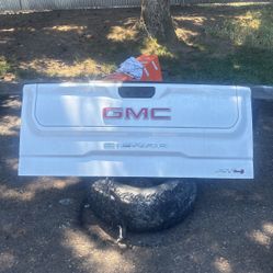 GMC CARBON PRO KICKER COMP TAILGATE PACKAGE