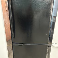 22 Cubic Foot Black Bottom Freezer Refrigerator With Ice Maker 