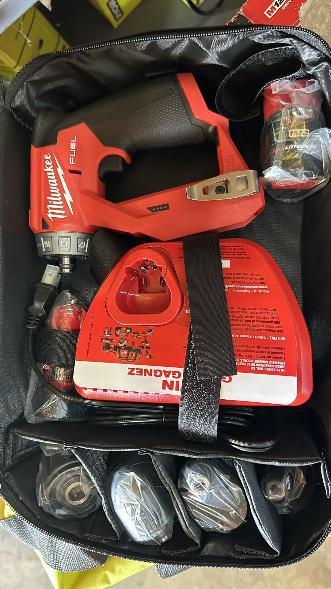 Milwaukee drill/ driver kit M12 