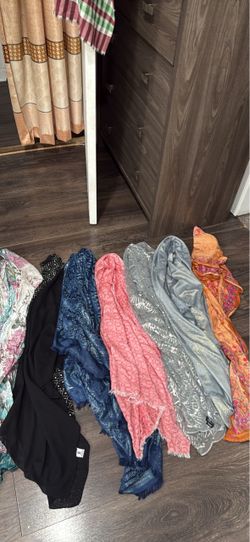 Lot of 6 Mixed Scarves / Wraps