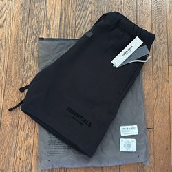 Black essential shorts