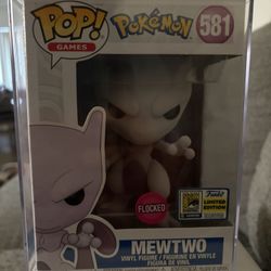 Funko Flocked MEWTWO 2020 comic Con 