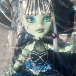 MONSTER HIGH FRANKIE STEIN STITCHED IN STYLE DOLL
