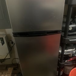 Thomson 7.5 Cu Ft Refrigerator/freezer