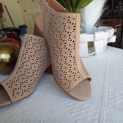 Laser Cut Peep Toe Along back Sandals, Sz.9, Beige, NEW!  Now $15!😍