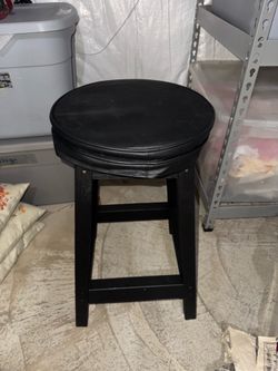 2 bar stools