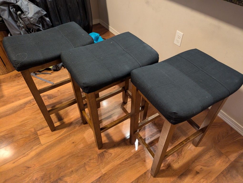 3x 24" Stools