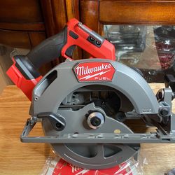 New 7-1/4" M18 FUEL Milwaukee Circular Saw (Tool Only Solo Herramienta)