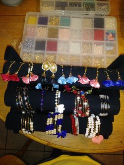 Pulseras y aretes de piedreria fina y chapa de oro.