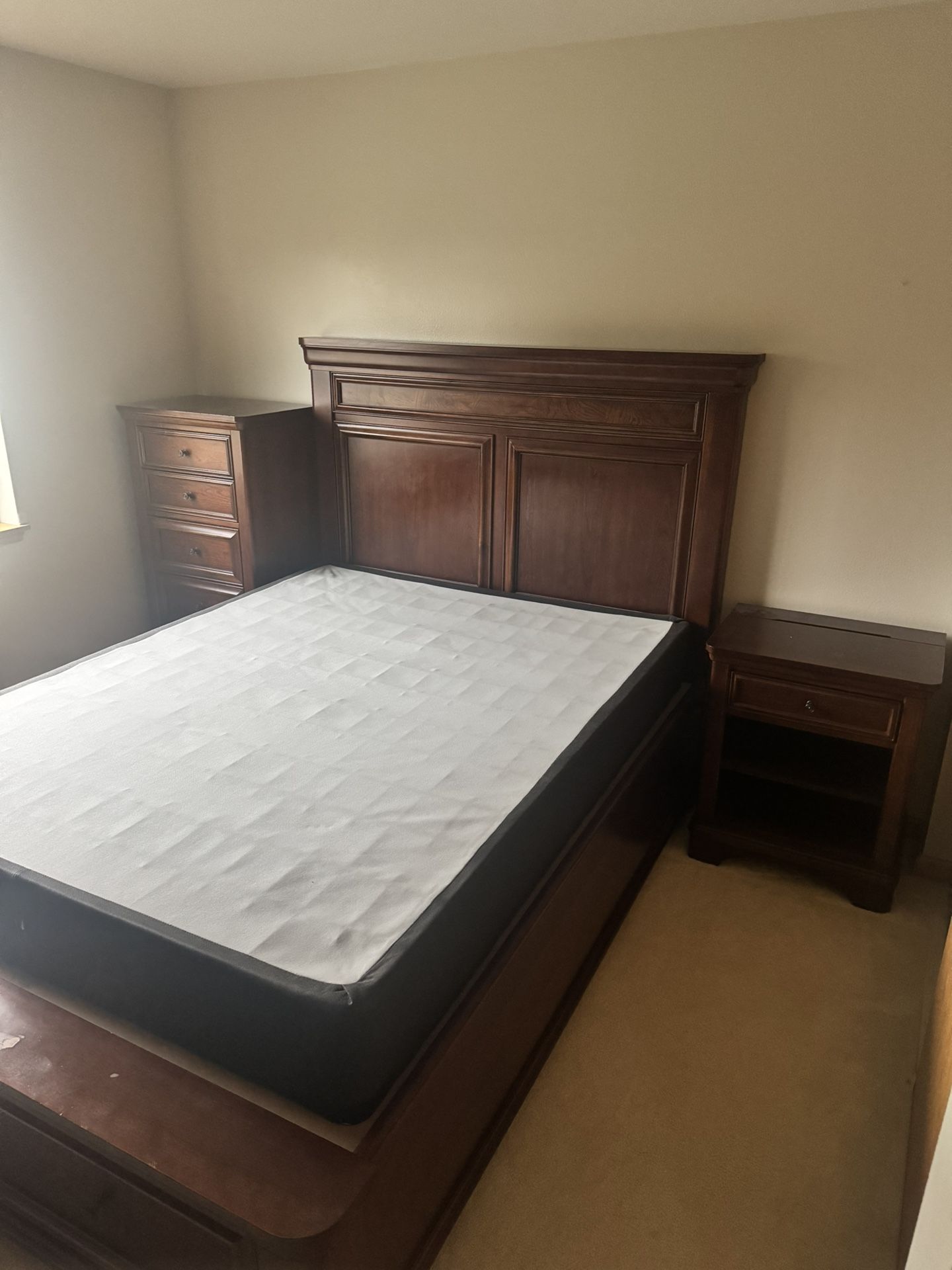 QUEEN SIZE BEDROOM SET WITH BOX SPRING
