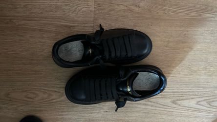 Alexander McQueen  All Black