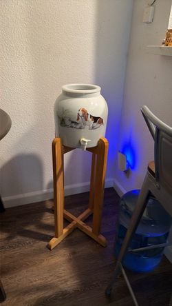 Water ceramic dispenser and wooden stand