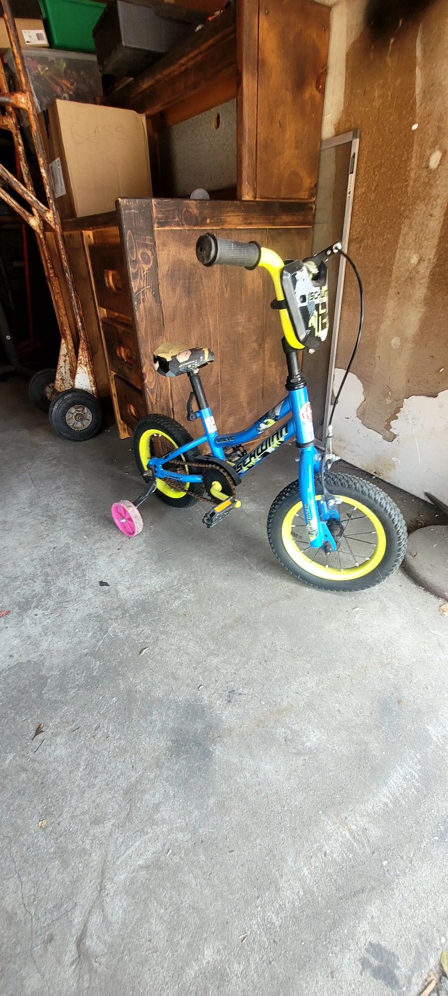 FOR THA AGES OFF 4 TWO 5 YEARS OF AGE EVERYTHING WORKS THA SEAT IS AA LITTLE MEST UP CAN BE COVERED