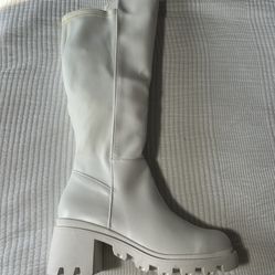 WHITE BOOTS